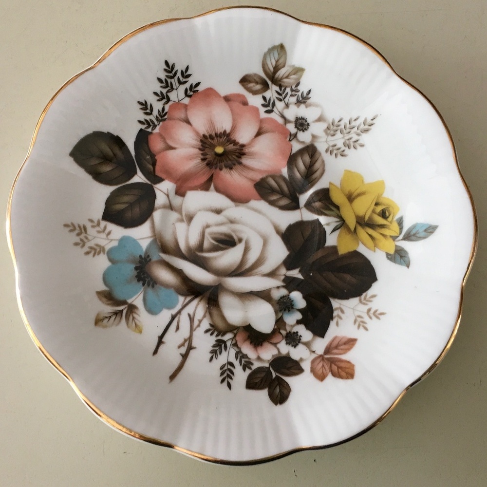 Rare vintage Royal Albert bone china tea cup with a floral design - Picture 5 of 6